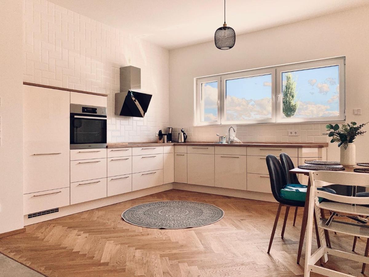 Modernes Apartment Am See Mit Terrasse غروسريشن المظهر الخارجي الصورة