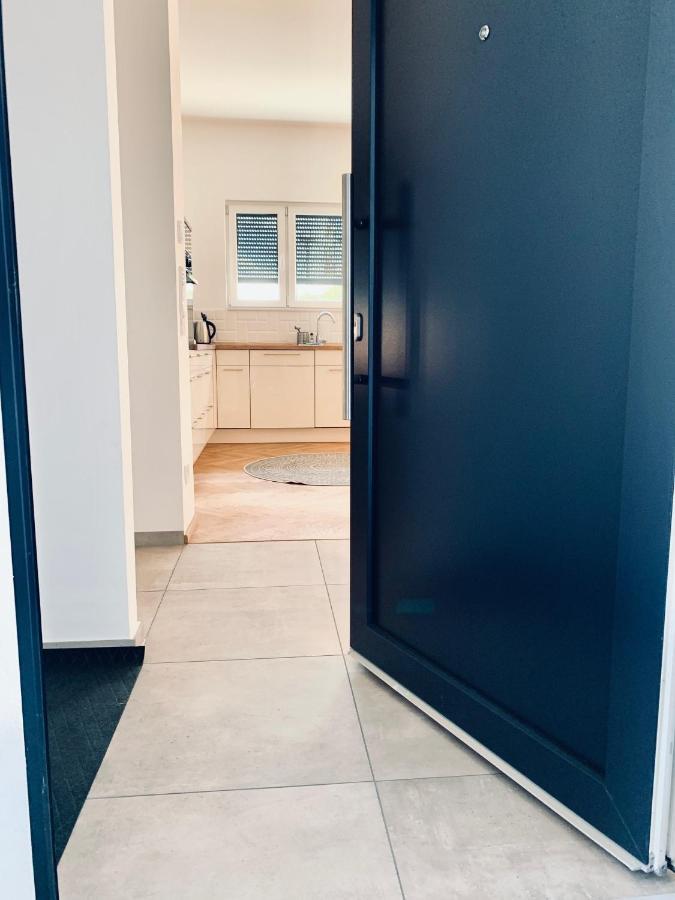 Modernes Apartment Am See Mit Terrasse غروسريشن المظهر الخارجي الصورة