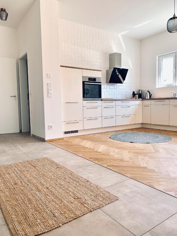 Modernes Apartment Am See Mit Terrasse غروسريشن المظهر الخارجي الصورة