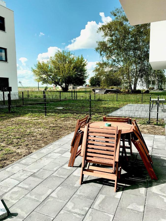 Modernes Apartment Am See Mit Terrasse غروسريشن المظهر الخارجي الصورة